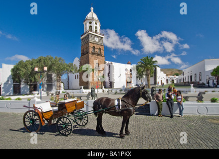 Lanzarote Teguise Altstadt Typische traditionelle Pferdekutschenfahrt und stehend auf dem Hauptplatz der alten Stadt Teguise Lanzarote Kanarische Inseln Spanien Stockfoto