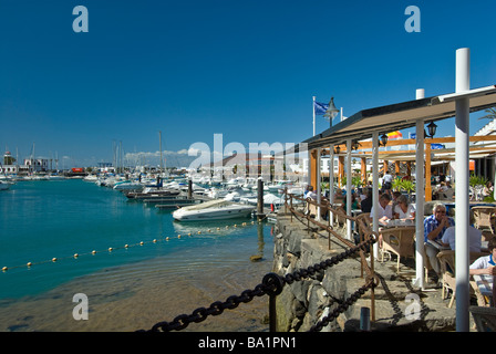 MARINA RUBICON Waterside Restaurant übersicht Lavastrom mit Menschen im Freien genießen Essen RESTAURANTS PLAYA BLANCA, Lanzarote Kanarische Inseln Spanien Stockfoto