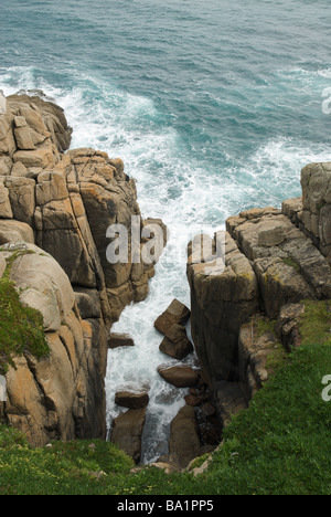 Felsen und Meer in Porthcurno, Cornwall, unter das Minack Theatre Stockfoto