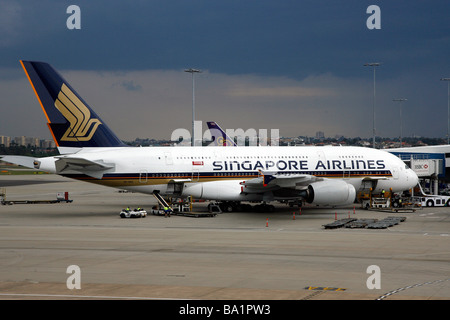 Ein Singapore Airlines Airbus A380 Superjumbo Flugzeug sitzt auf dem Rollfeld in Sydney Kingsford Smith International Airport Stockfoto