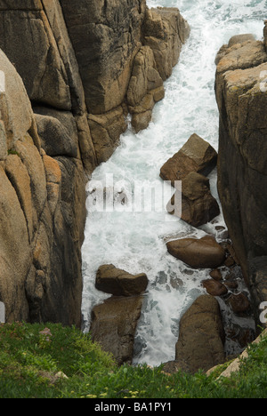 Felsen und Meer in Porthcurno, Cornwall, unter das Minack Theatre Stockfoto