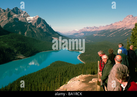 Peyto Lake, Banff Nationalpark, Kanadische Rockies, Alberta, Kanada - Touristen "Bow Summit" Aussichtspunkt, Rocky Mountains Stockfoto