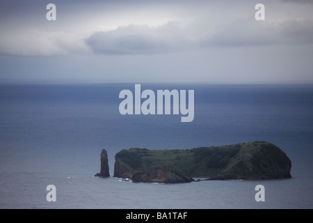Hohen Blick über Vila Franca Inselchen mit blauen Ozean und bewölkten Himmel Insel Sao Miguel, Azoren, Portugal Stockfoto