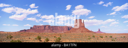 Schroffe Felsen gegen blauen Himmel Stockfoto