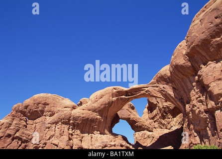 Schroffe Felsen gegen blauen Himmel Stockfoto