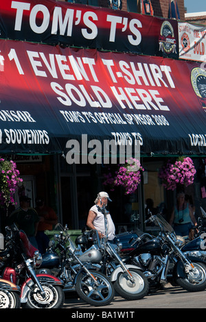 Man prüft geparkten Motorräder Outisde T Shirt speichern jährliche Sturgis Motorcycle Rally South Dakota USA Stockfoto