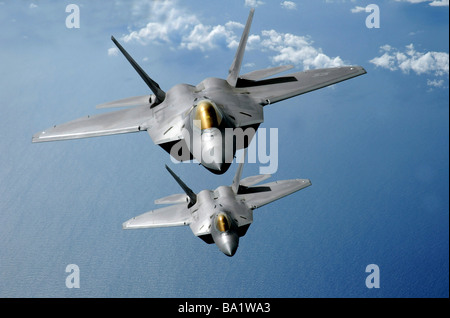 Zwei f-22 Raptor fliegen über dem Pazifischen Ozean. Stockfoto