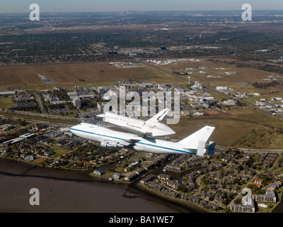 Space Shuttle Endeavour montiert auf einer modifizierten Boeing 747 Shuttle Trägerflugzeug. Stockfoto