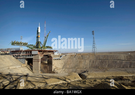 24. März 2009 - ist die Sojus-Rakete in Position an der Startrampe im Weltraumbahnhof Baikonur in Kasachstan errichtet. Stockfoto