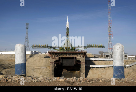 24. März 2009 - ist die Sojus-Rakete in Position an der Startrampe im Weltraumbahnhof Baikonur in Kasachstan errichtet. Stockfoto