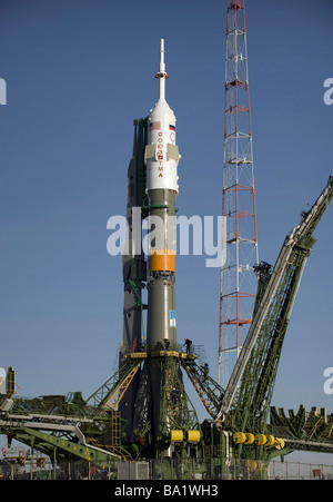 24. März 2009 - ist die Sojus-Rakete in Position an der Startrampe im Weltraumbahnhof Baikonur in Kasachstan errichtet. Stockfoto