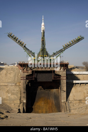 24. März 2009 - ist die Sojus-Rakete in Position an der Startrampe im Weltraumbahnhof Baikonur in Kasachstan errichtet. Stockfoto