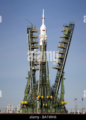 24. März 2009 - ist die Sojus-Rakete in Position an der Startrampe im Weltraumbahnhof Baikonur in Kasachstan errichtet. Stockfoto