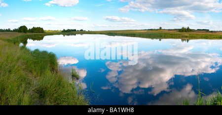 Sommer rushy Panoramablick auf den See mit Wolken Reflexionen. Fünf Aufnahmen zusammengesetztes Bild Stockfoto