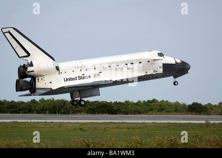 Space Shuttle Discovery nähert sich Landung auf der Piste am Kennedy Space Center. Stockfoto