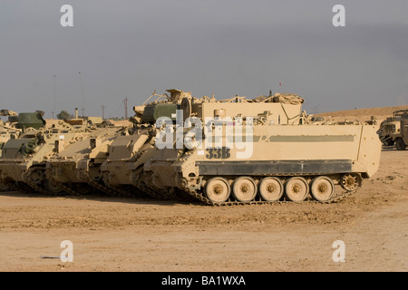 Baqubah, Irak - M113 Variante am Camp Haudegen. Stockfoto