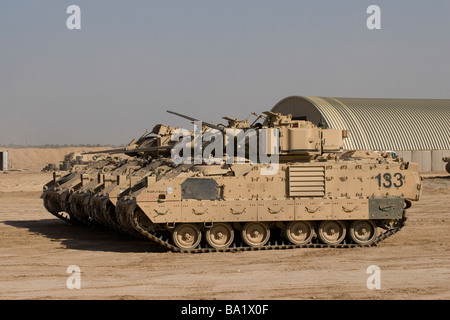 Baqubah, Irak - M2/M3 Bradley Kampffahrzeuge. Stockfoto