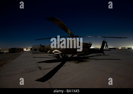 Ein AH-64 Apache wartet auf dem Flug Linie in der Nacht im Camp Speicher. Stockfoto