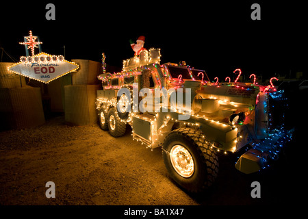 Cougar, die mir beständig Ambush Protected Vehicle (MRAP) in Weihnachtslichter geschmückt ist vor EOD Irak geparkt. Stockfoto