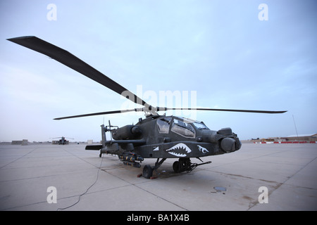 Ein AH-64 Apache bereitet für den Start am Camp Speicher. Stockfoto