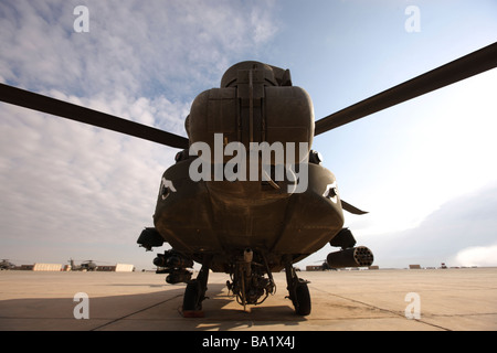 Ein AH-64 Hubschrauber befindet sich auf dem Flug Linie am Camp Speicher. Stockfoto