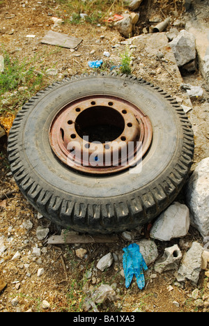 LKW-Kautschuk-Reifen verworfen Stockfoto