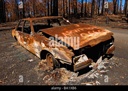 Bush-Feuer-Australien / A ausgebrannt Kraftfahrzeug im Buschland. Kinglake Victoria Australien. Stockfoto