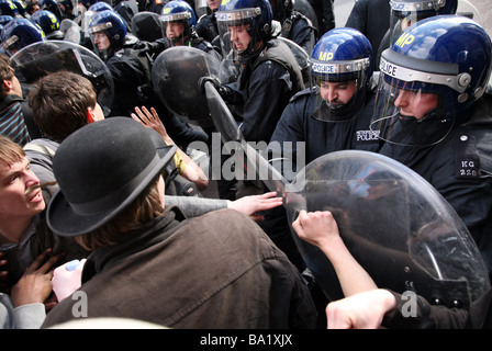 Polizei Zusammenstoß mit Demonstranten bei den G20 Protesten in London Stockfoto