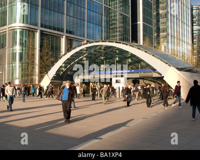 Eingang zur U-Bahn Station Canary Wharf Stockfoto