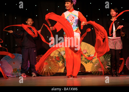 chinesische Akrobat, Chinesisch führen, Tradition, Kinder auf der Bühne Stockfoto