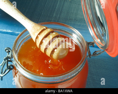 Honigglas Auf Löffel Honig Honig Honig im Glas auf der Theke Stockfoto