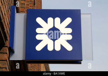 Die Royal Bank of Scotland Logo außerhalb seiner Niederlassung in Richmond, Surrey.  März 2009 Stockfoto