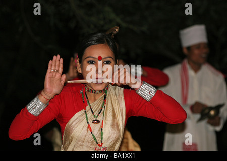 Assamesisch Frau spielt ein traditionelles Musikinstrument als Bestandteil einer Bihu Dhol Tanz Stockfoto