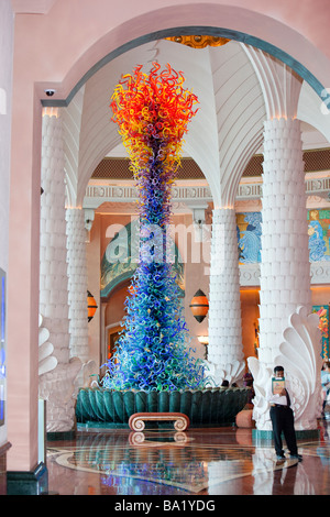 Eine massive Glas Kunst Instalation im Foyer des hyper luxuriösen Atlantis auf der Palm-Hotel in Dubai Stockfoto