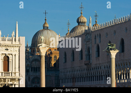 Kuppeln von St. Marks Basilica und dem Dogenpalast vom Canal Grande in Venedig gesehen Stockfoto