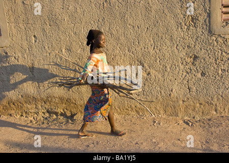 Malische Mädchen tragen Brennholz in Djenne Mali Stockfoto