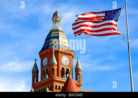 US-Flagge fliegt hoch über einem alten Stil Gerichtsgebäude in der Innenstadt von Dallas Stockfoto