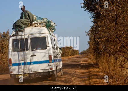 Hirten und Schafe Reiten auf Kleinbus auf einem Feldweg in Mali Westafrika Stockfoto