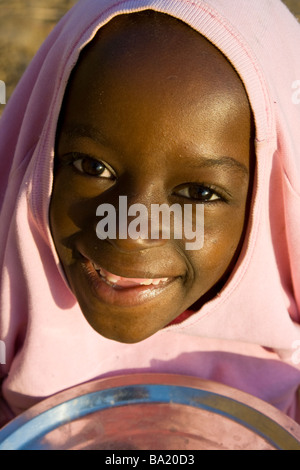 Lächelndes malischen Mädchen tragen ihr Hemd als ein Kopftuch in Djenne Mali Stockfoto