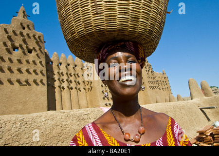 Lächelnde malischen Frau vor der großen Moschee in Djenné Mali Stockfoto
