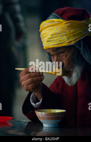Muslimischen Mann essen Suppe in einer Garküche in der Djemma el Fna in Marrakesch, Marokko Stockfoto