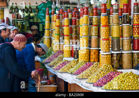 Oliven und Gläser von eingelegtem Gemüse in den Souk in Marrakesch, Marokko Stockfoto