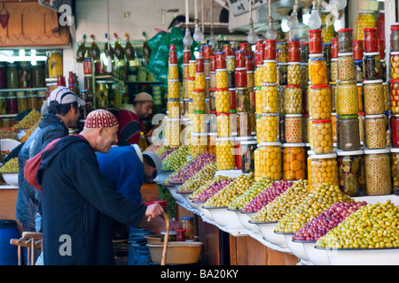 Oliven und Gläser von eingelegtem Gemüse in den Souk in Marrakesch, Marokko Stockfoto