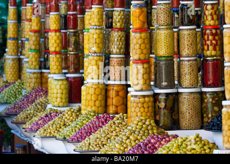 Oliven und Gläser von eingelegtem Gemüse in den Souk in Marrakesch, Marokko Stockfoto