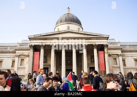 Personen außerhalb der National Gallery am Trafalgar Square in London Stockfoto