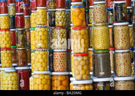 Gläser von eingelegtem Gemüse in den Souk in Marrakesch, Marokko Stockfoto