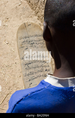 Muslimische Jungen studieren Arabisch auf einem Holzbrett in Djenne Mali Stockfoto