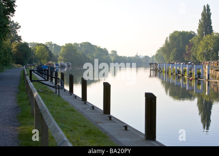 Fluss Themse Leinpfad und Liegeplätze in der Nähe von Teddington Lock, angrenzend an Teddington Wehr. Stockfoto