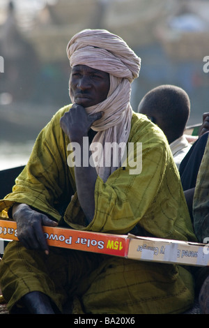 Mann mit einem Solar-Panel auf seinem Schoß in Mopti Mali Stockfoto