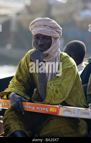 Mann mit einem Solar-Panel auf seinem Schoß in Mopti Mali Stockfoto